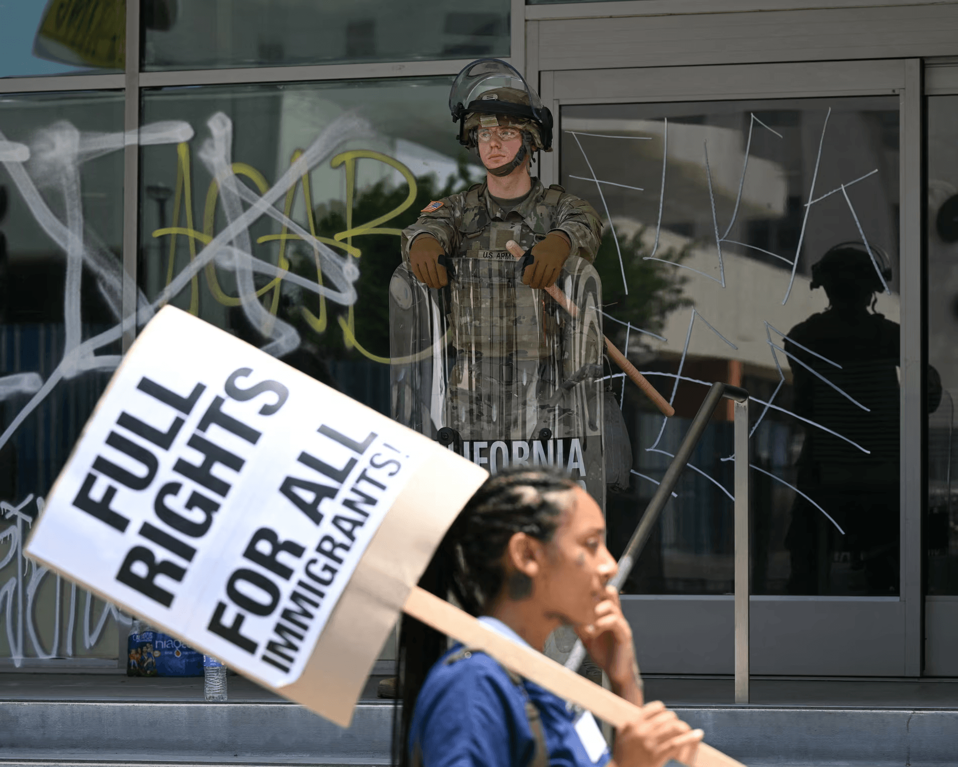 700 جندي مارينز في شوارع لوس أنجلوس.. هل اقتربت أميركا من إعلان الأحكام العرفية؟