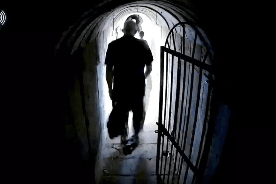 Massive Attack تثير غضب إسرائيل بعرض مشاهد يحيى السنوار (فيديو)