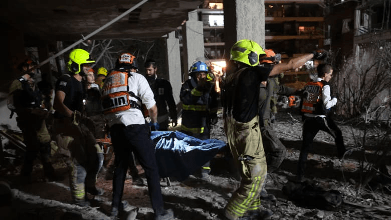 صواريخ إيران تقتل.. وإسرائيل ترد بقصف قاعدتين جويتين!