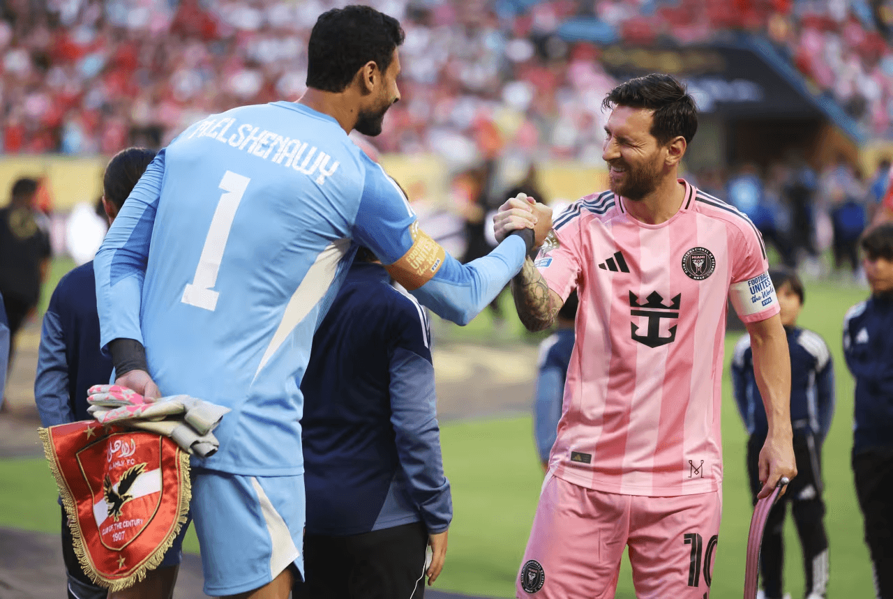 بعد تألقه في مواجهة ميسي.. ماذا فعل “البرغوث” مع الشناوي بعد صافرة النهاية؟