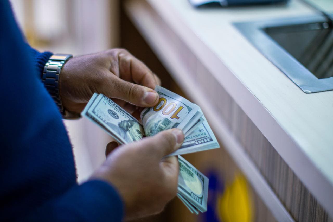 العراق يدعو للتخلي عن الدولار وتحويلات مالية جديدة