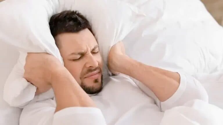 طنين الأذن يسرق النوم العميق! دراسة تكشف الرابط الخفي بين الدماغ والكوابيس