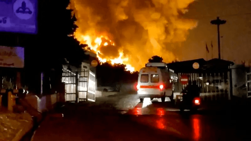 انفجارات هائلة وحريق ضخم يهز شيراز الإيرانية