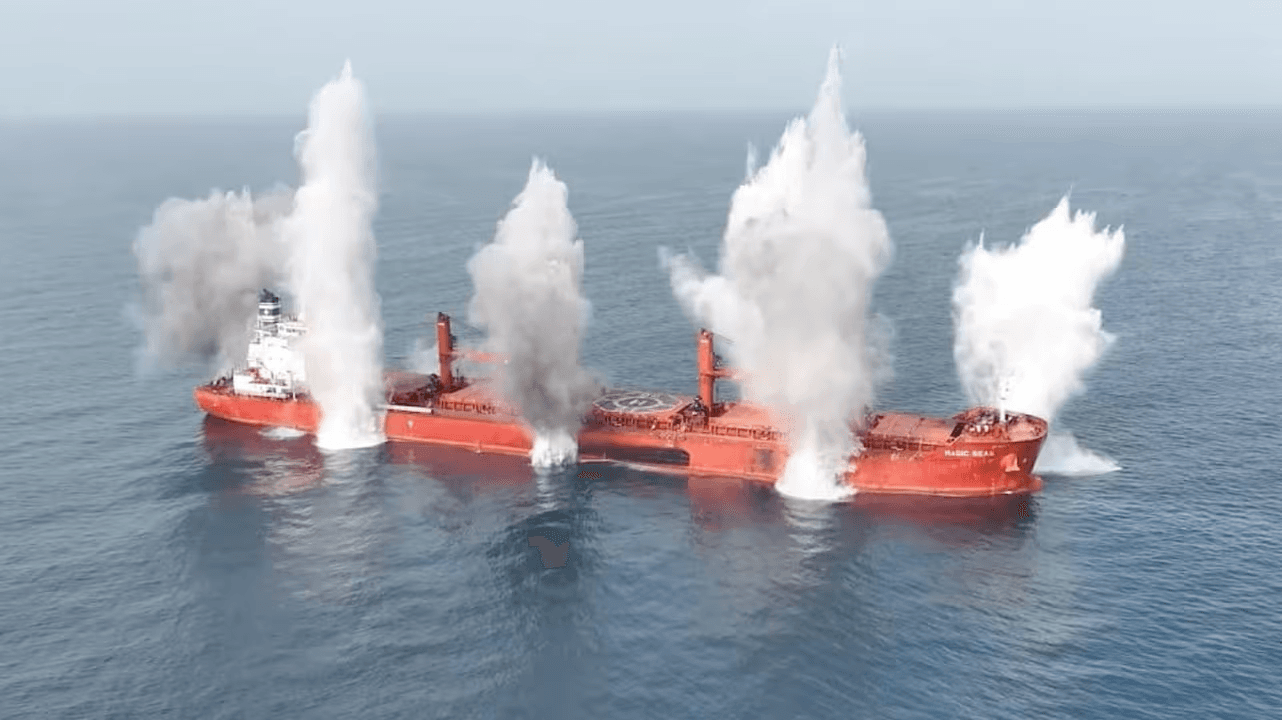 شاهد الهجوم المفاجئ للحوثي على سفينة “ماجيك سيز” في البحر الأحمر!