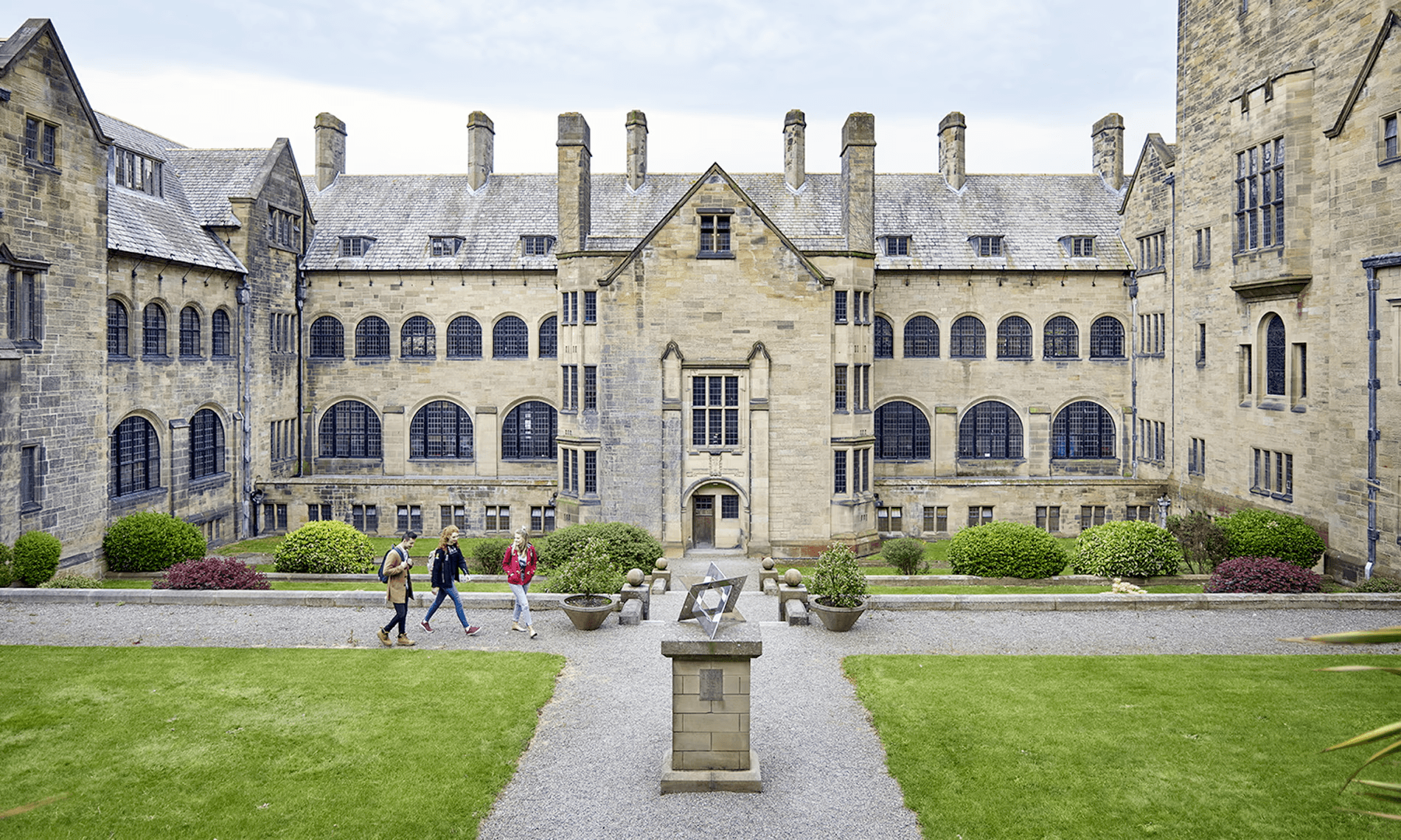 طالبة كويتية تُسحب من حفل التخرج وتقاضي جامعة بريطانية بسبب دعم فلسطين!