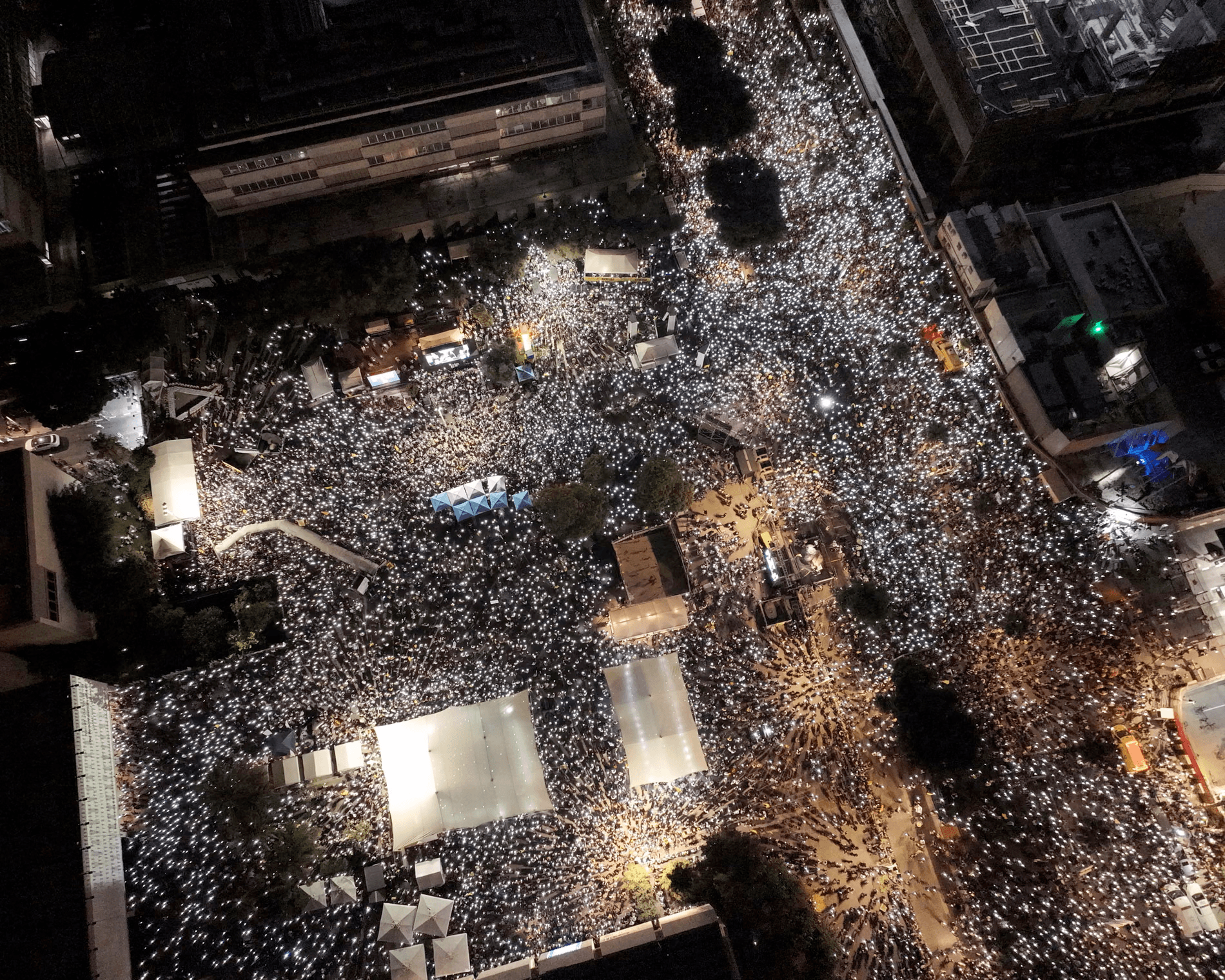 مئات الآلاف في تل أبيب.. هل بدأت نهاية نتنياهو؟