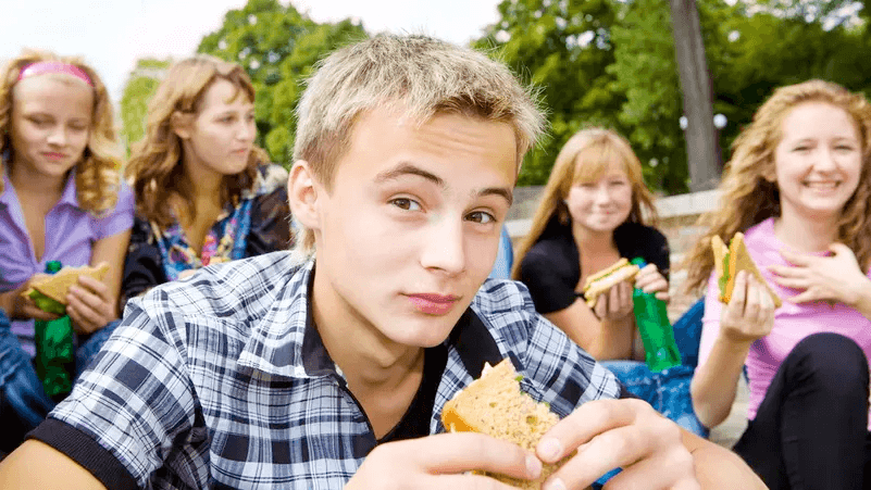 أزمة خفية تربط المال بصحة المراهقين.. دراسة صادمة تكشف الحقيقة