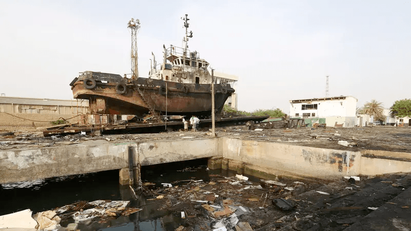 12 غارة إسرائيلية تستهدف ميناء الحديدة اليمني