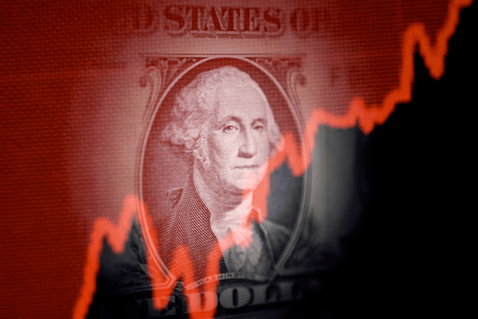 الدولار يواجه ضغوطاً بعد تصريحات مسؤولي الاحتياطي الأميركي