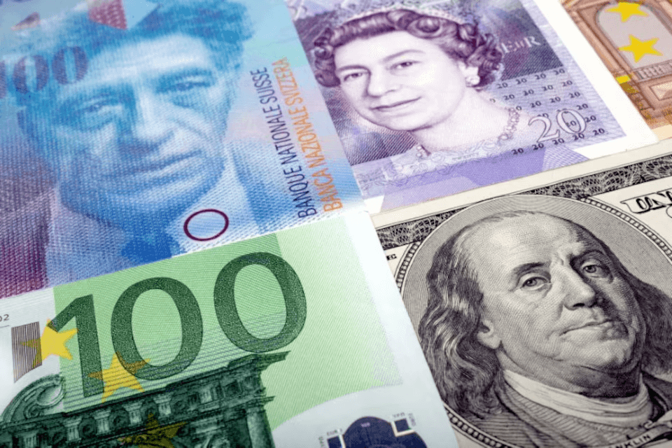 هدوء في أسواق العملات مع ترقب بيانات أميركية تحدد مسار الفائدة