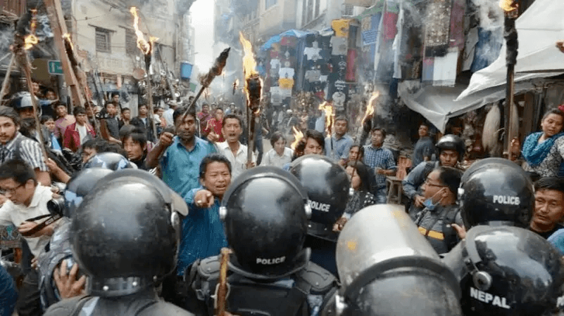 نيبال: استقالة رئيس الوزراء بعد احتجاجات عنيفة وإضرام النيران