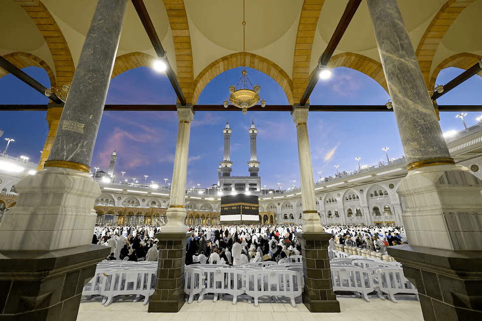 محمد بن سلمان يرتقي بالمسجد الحرام: توسعة تاريخية لملايين المصلين