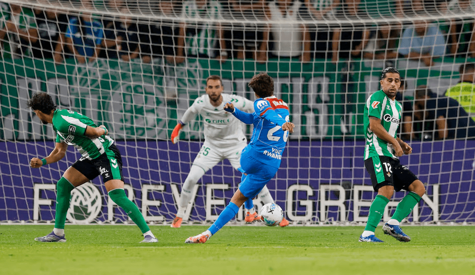 سيميوني يقود أتليتيكو لفوز ثمين ويواصل بلا هزيمة