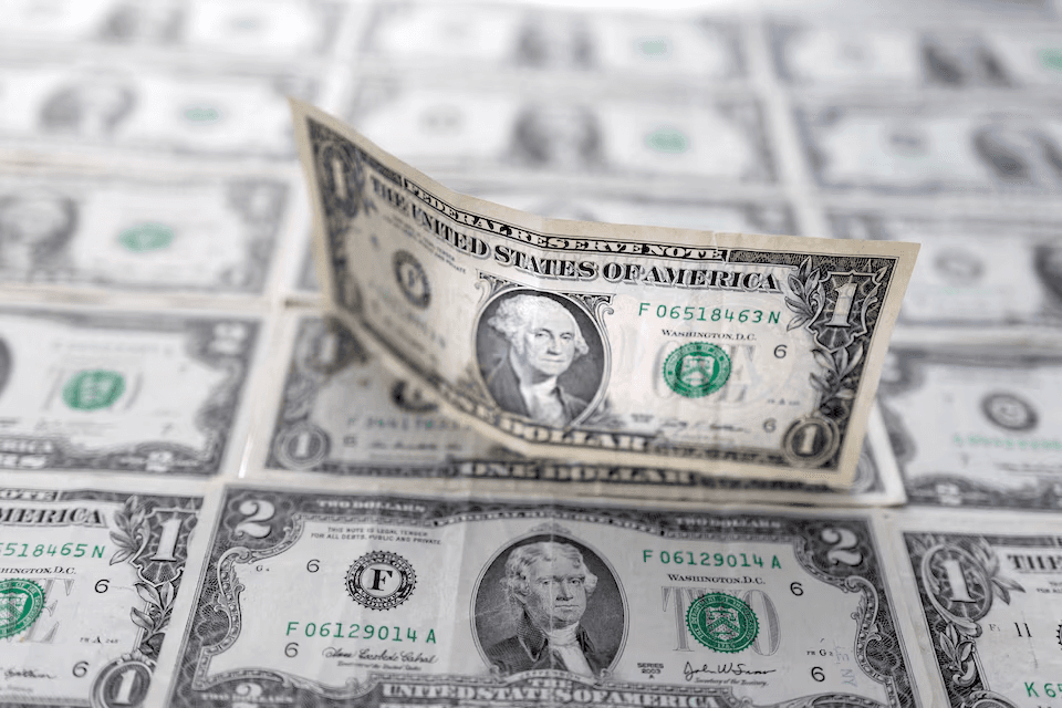 الدولار يلامس أعلى مستوى في 3 أشهر قبل بيانات أمريكا الحاسمة