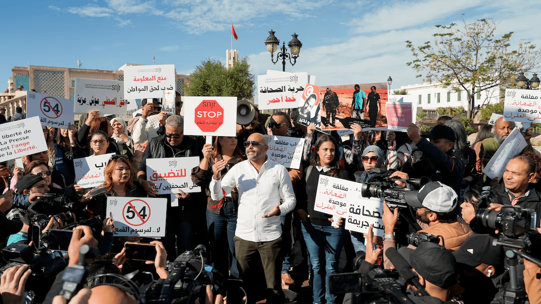 غضب صحفي في تونس: احتجاجات واسعة تفضح تصاعد القمع والإيقافات