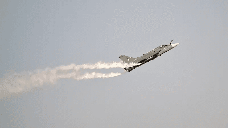 شاهد: كيف تحطمت المقاتلة الهندية في دبي للطيران.. ومصرع قائدها أثناء العرض