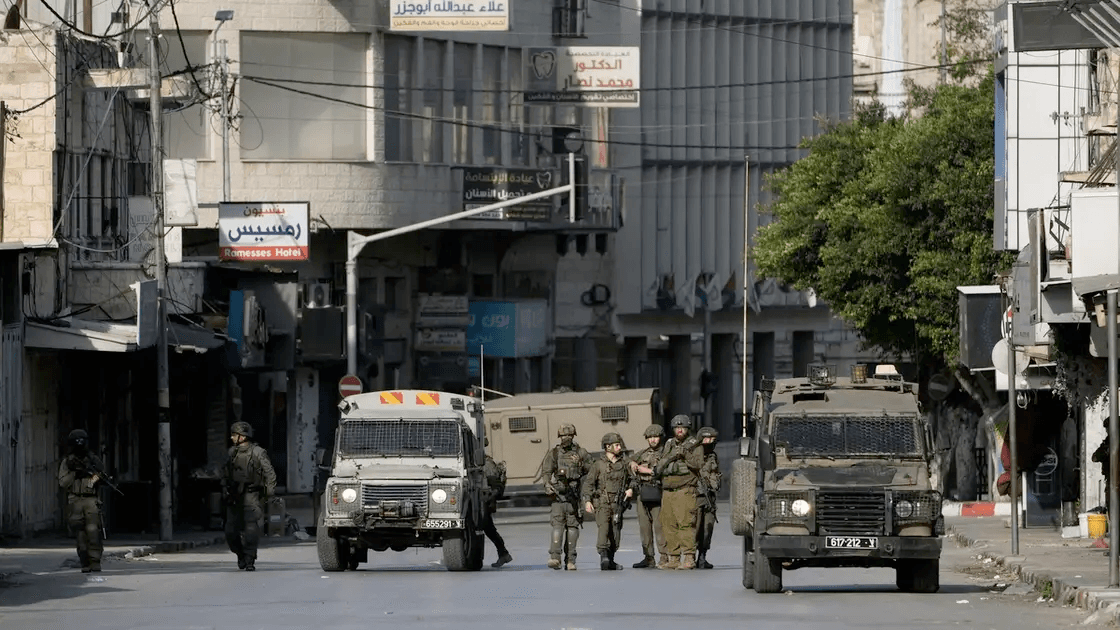 الضفة الغربية: حظر تجول وتسميم ونهب ممتلكات.. إسرائيل تصعّد