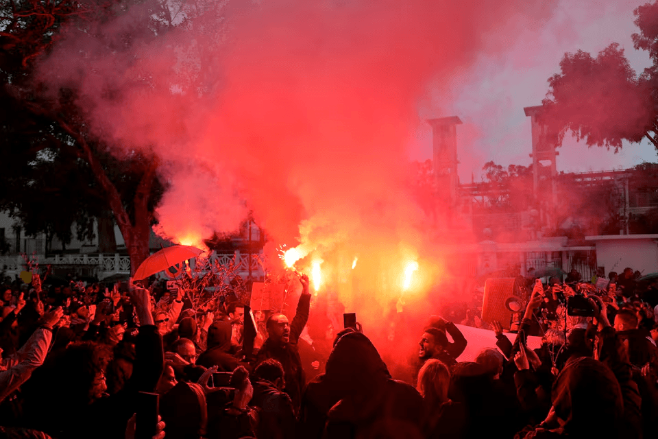 آلاف التونسيين يتظاهرون ضد سعيّد للمطالبة بعودة الديمقراطية