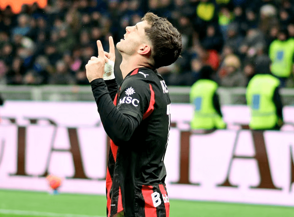 ميلان يحرم إنتر من الصدارة بفوز مثير 1-0 في قمة الدوري الإيطالي