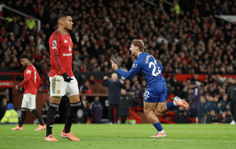 إيفرتون يحقق فوزًا مثيرًا على مانشستر يونايتد رغم طرد إدريسا جانا جي