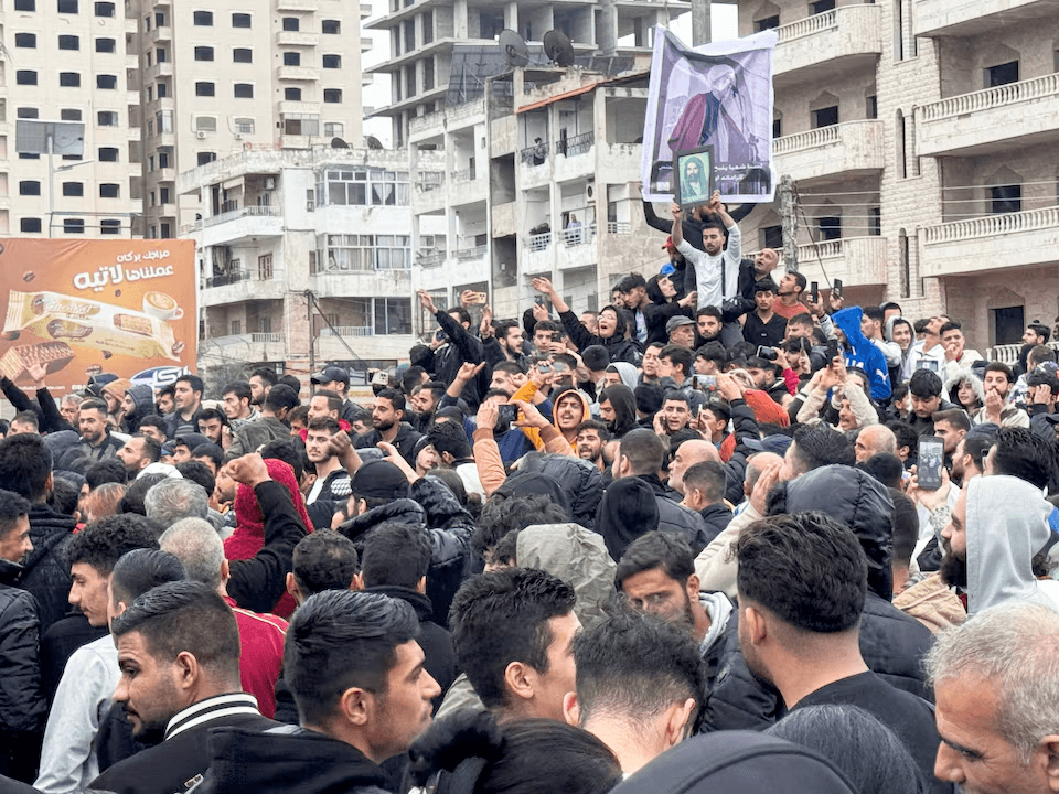 توتر متصاعد في اللاذقية.. الأمن يطلق النار لفض احتجاجات متنافسة