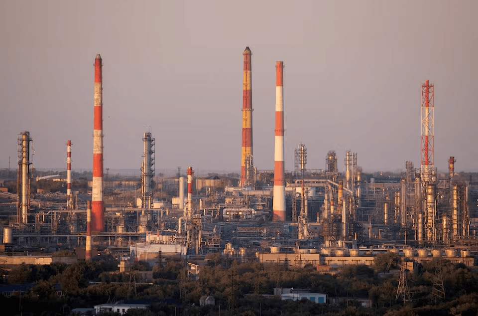 النفط يستقر بعد تراجعه لأدنى مستوى في شهر