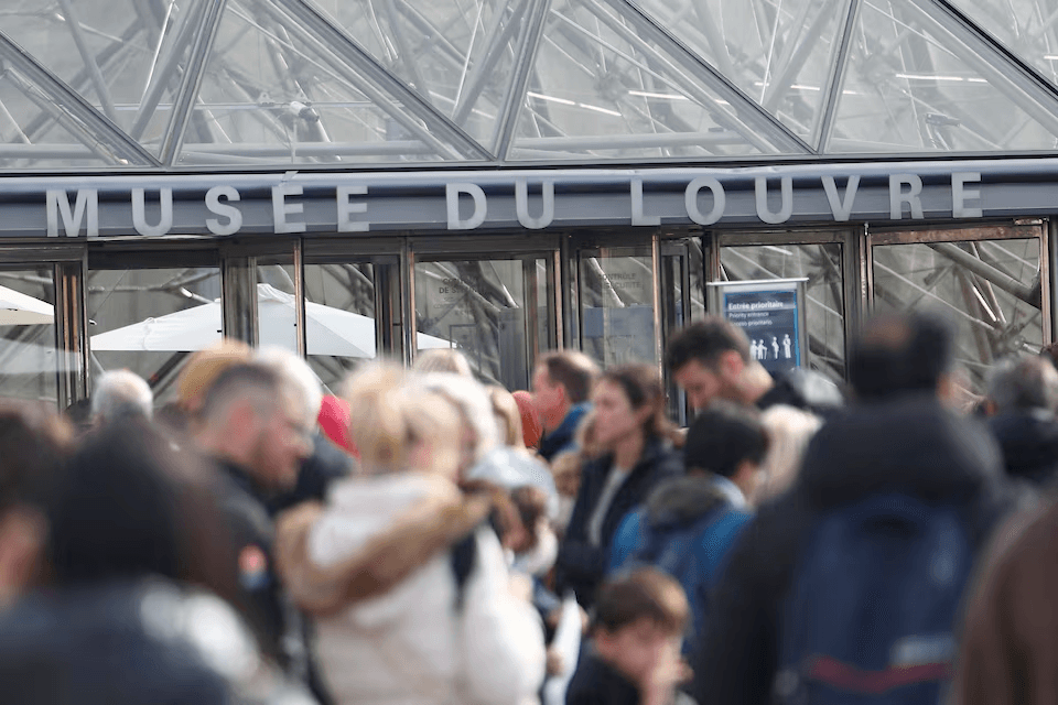 اعتقال 4 مشتبه بهم في سرقة مجوهرات اللوفر