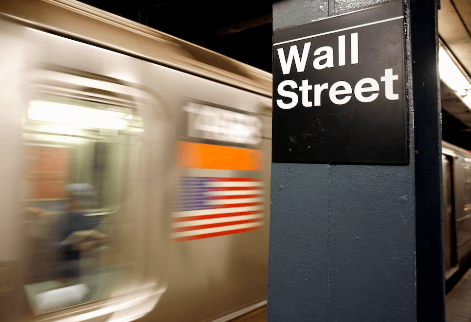 وول ستريت تفتح على ارتفاع مع استئناف تداول العقود الآجلة