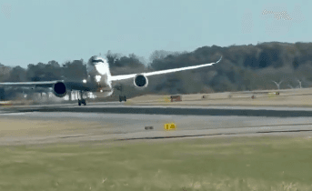 إلغاء هبوط طائرة القطرية A350 في أتلانتا يثير جدلاً واسعًا