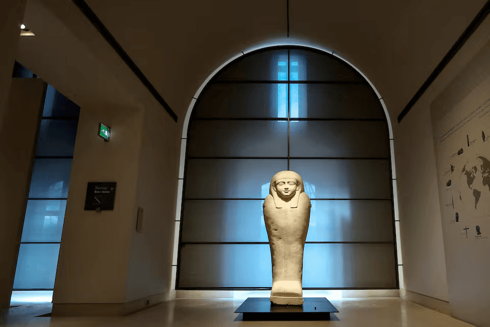 تسرب مياه في متحف اللوفر يتلف مئات الكتب بقسم الآثار المصرية