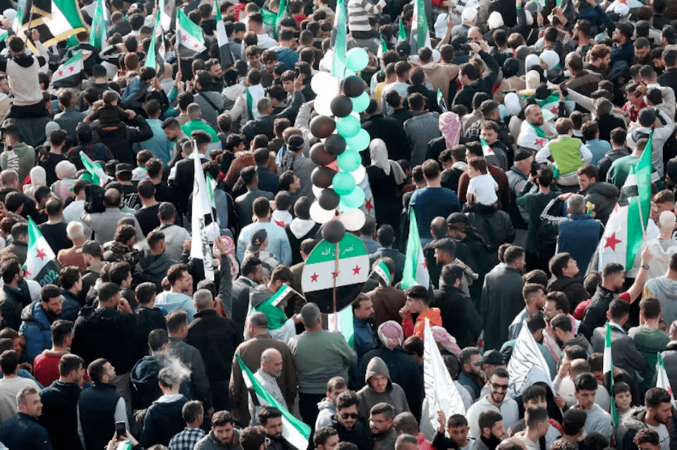 سوريا تحتفل بالذكرى الأولى لسقوط الأسد: دمشق وحماة في قلب الأحداث