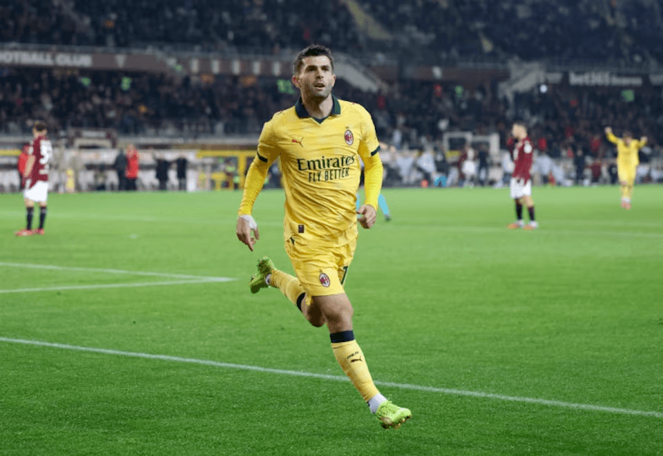 ميلان يتصدر الدوري الإيطالي بفوز مثير 3-2 على تورينو بقيادة بوليسيك