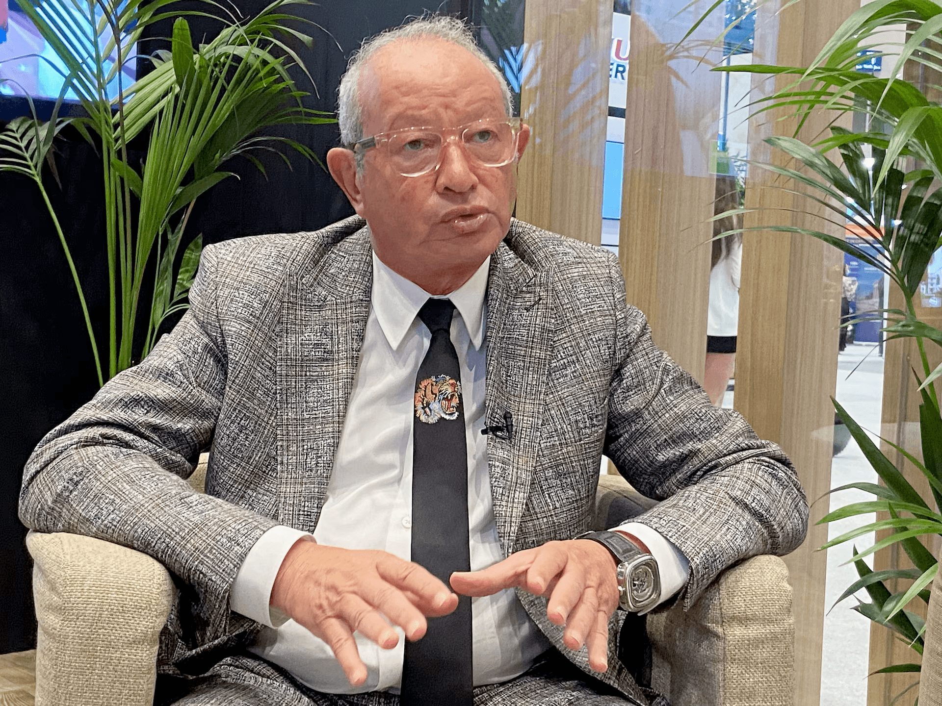 نجيب ساويرس ينفي زيارة سرية لتل أبيب بعد تسريب إسرائيلي يهز مصر