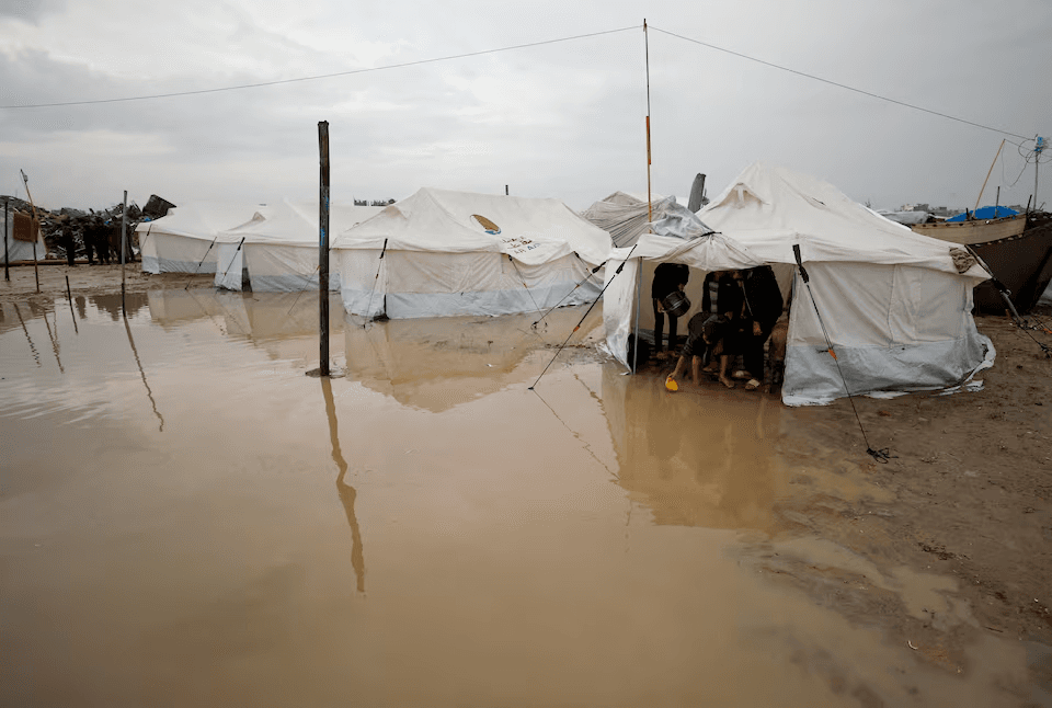 سيول غزة تُغرق الخيام وتودي بحياة رضيعة