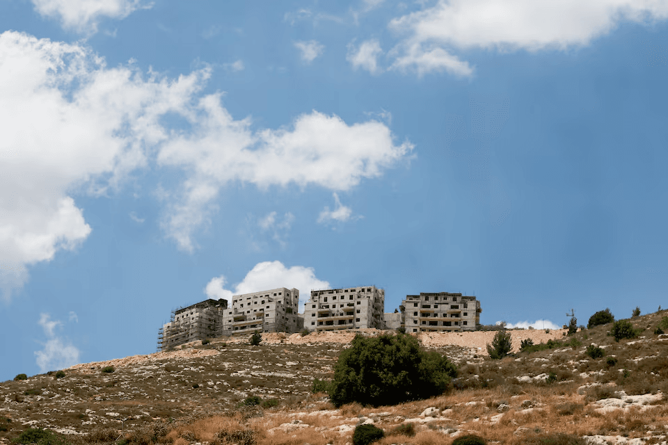 إسرائيل تُشرعن 19 مستوطنة جديدة بالضفة الغربية.. والسلطة الفلسطينية تحذّر من “إبادة جغرافية”