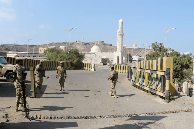 وفد سعودي إماراتي يصل عدن لتهدئة التوترات بعد مقتل 32 شخصًا على يد المجلس الانتقالي الجنوب