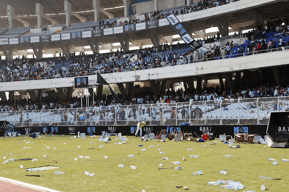 فوضى في كولكاتا: الشرطة تحتجز منظم زيارة ميسي بعد اقتحام جماهيري