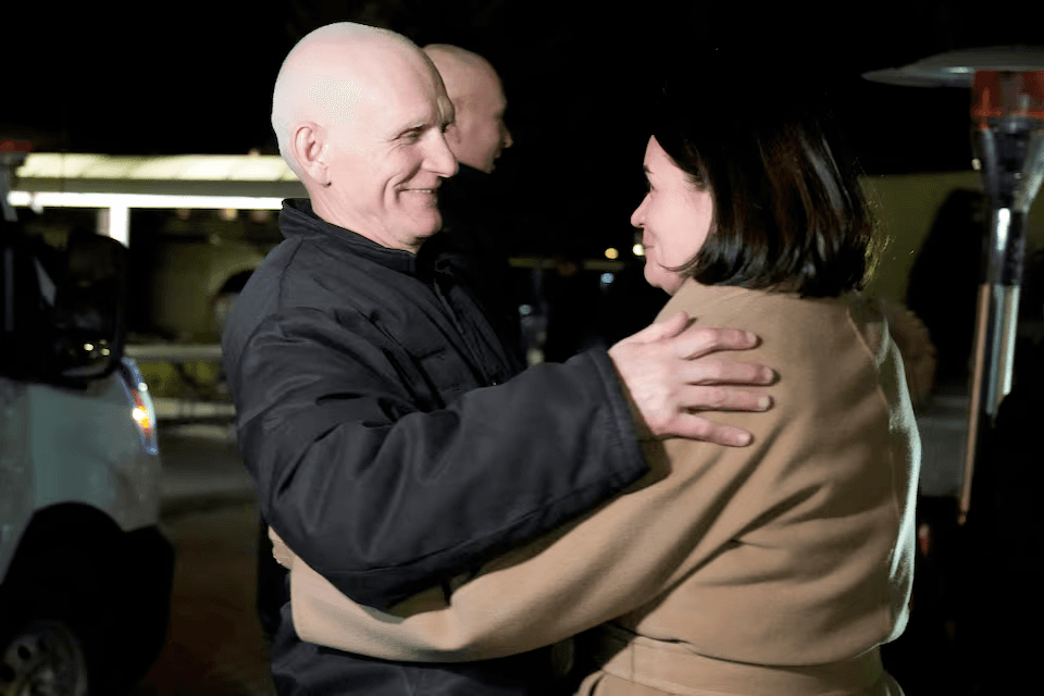 روسيا البيضاء تفرج عن 123 سجينا بعد محادثات مع مبعوث ترامب