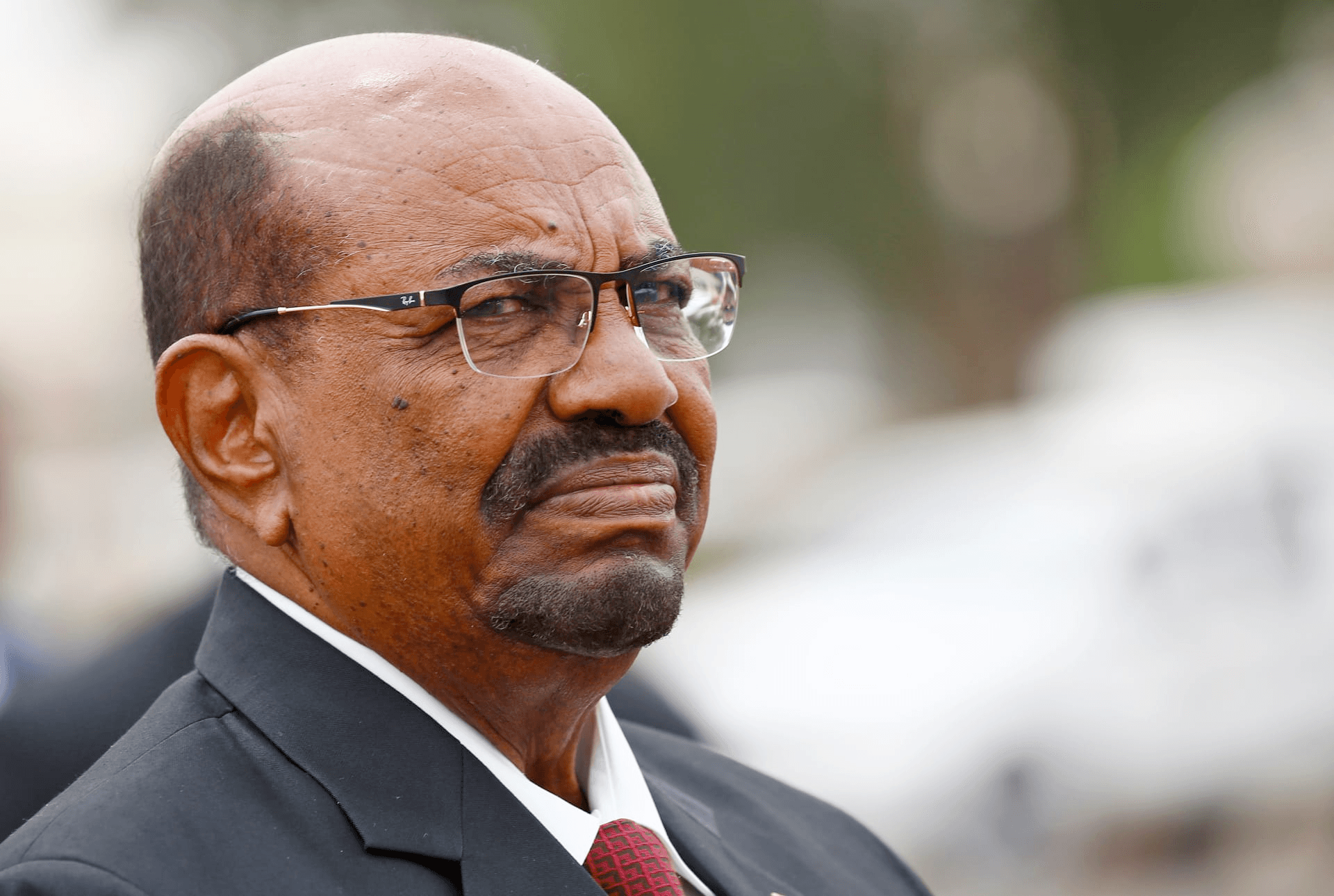 أين يوجد عمر البشير الآن؟ محاميه يكشف نقله إلى مروي شمال السودان