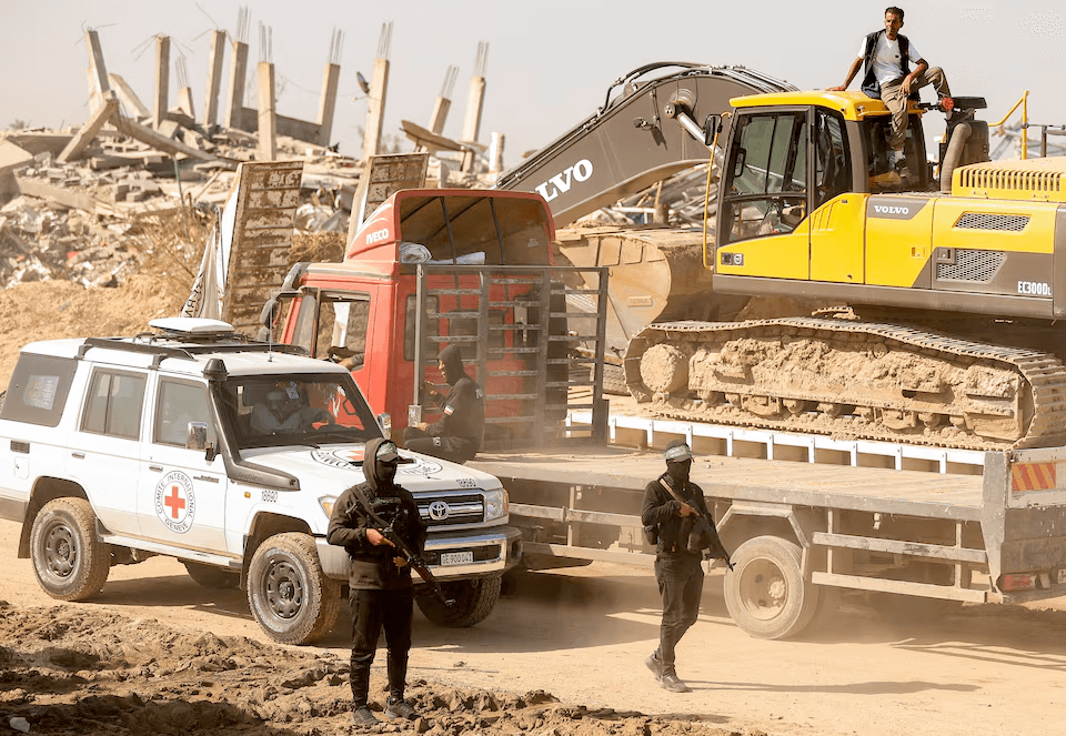 الصليب الأحمر: حماس تسلم رفات آخر رهينة إسرائيلي في غزة