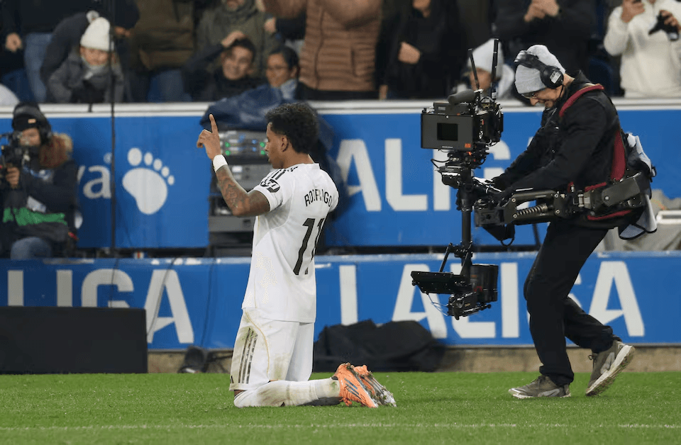 ريال مدريد يعود إلى الانتصارات: رودريجو يقود الفوز 2-1 على ألافيس في الليغا