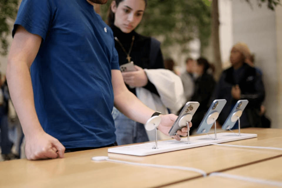 شركة أبحاث تحذر من ارتفاع تكاليف الرقائق على الهواتف الذكية في 2026