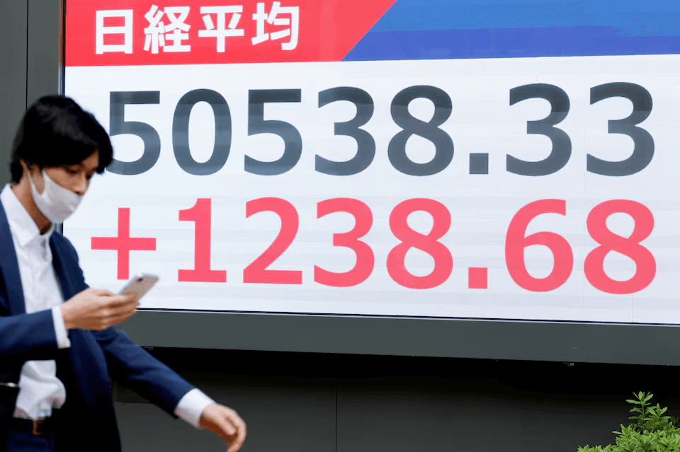 نيكي يرتفع بدعم أسهم التكنولوجيا وتراجع البنوك اليابانية