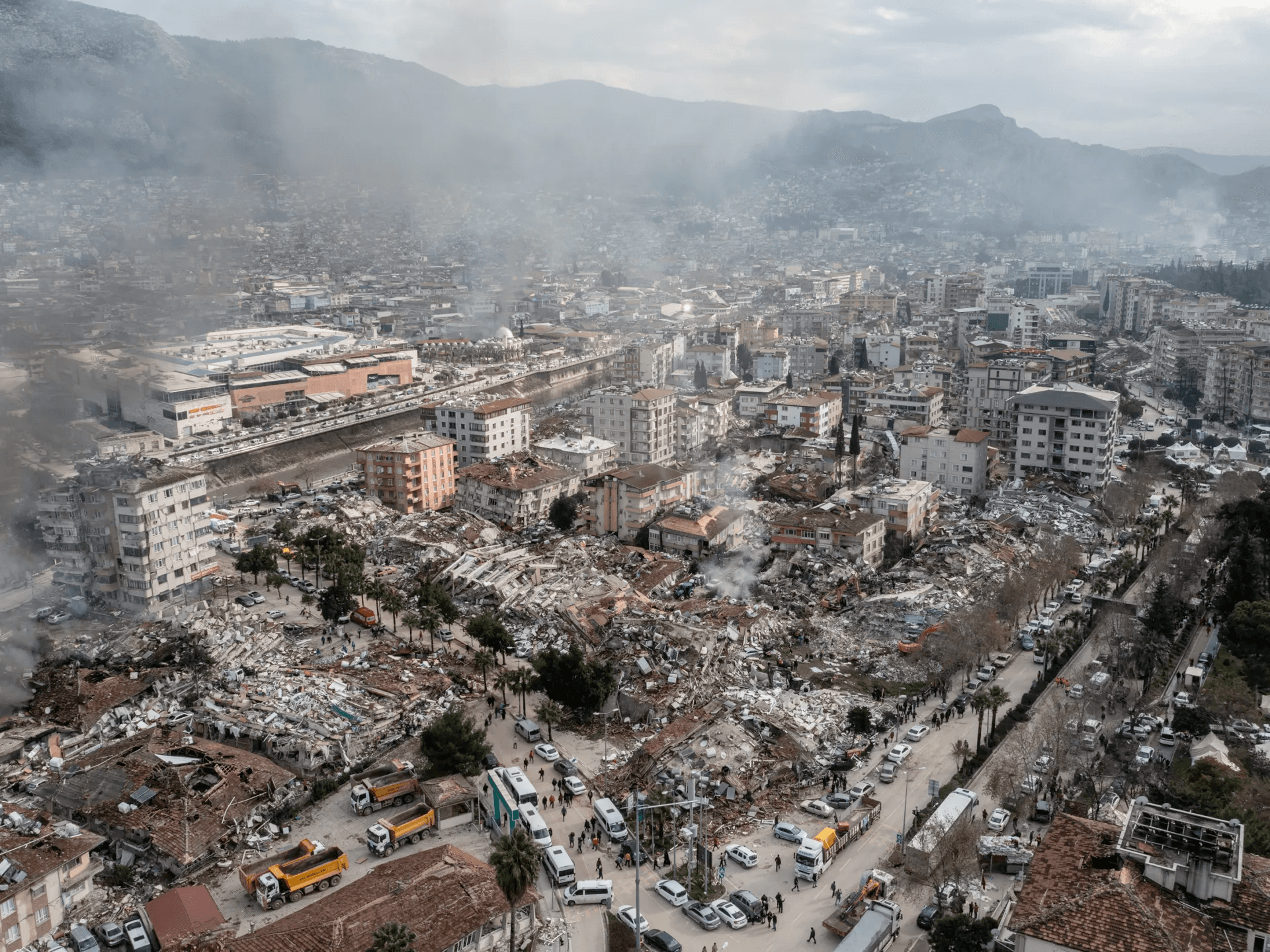 انحسار مفاجئ لبحر مرمرة يثير القلق في تركيا.. هل له علاقة بزلزال إسطنبول؟