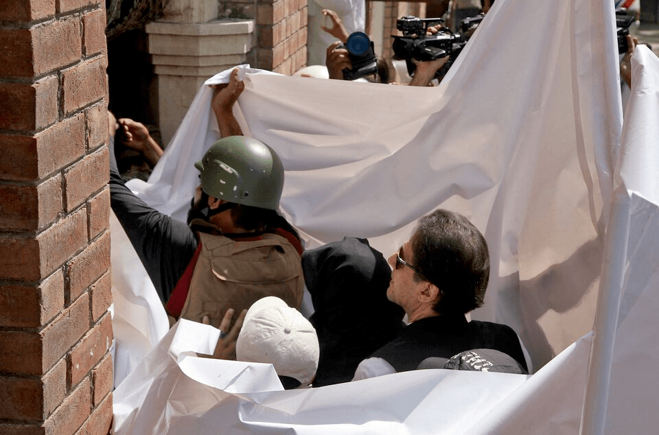 السجن 17 سنة لعمران خان وزوجته في قضية فساد الهدايا الرسمية