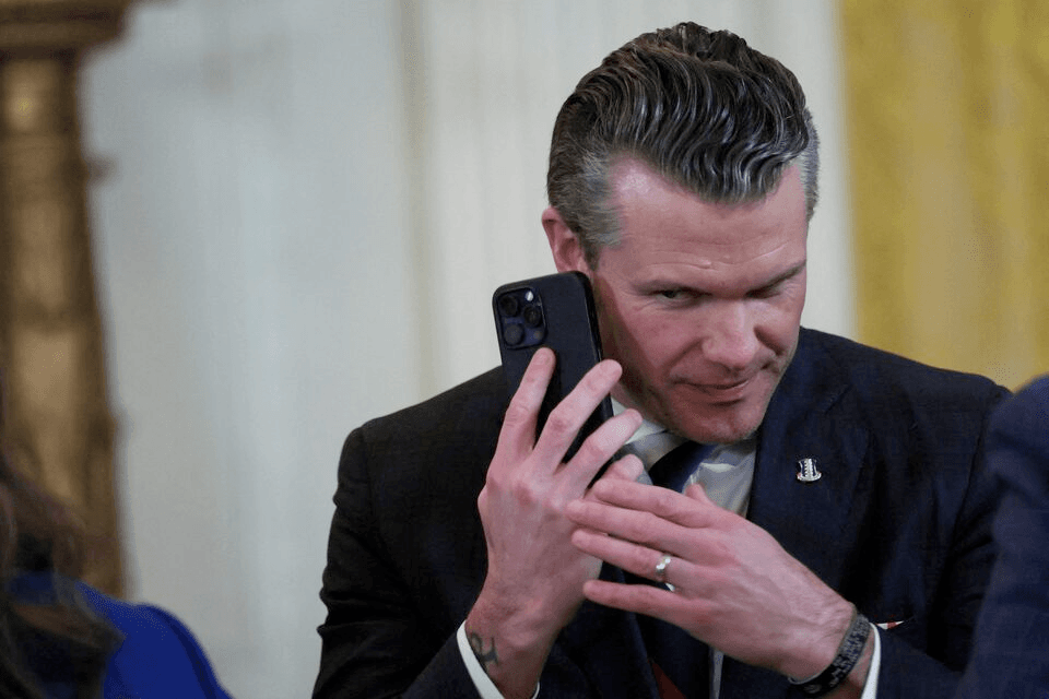 مراجعة للبنتاغون تكشف تجاوزات لهيجسيث في رسائل ضربات اليمن