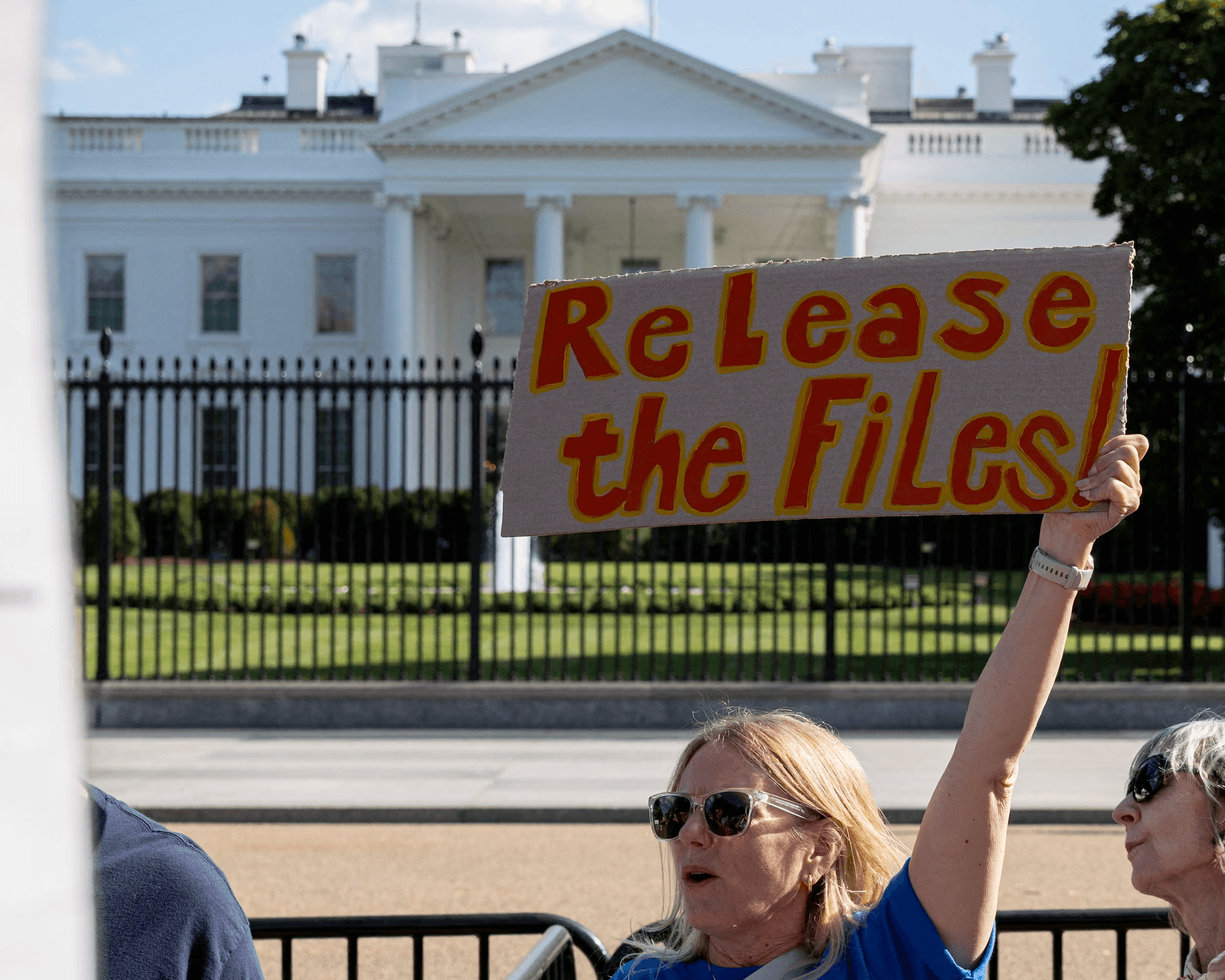 ترامب يكسر صمته حول ملفات إبستين: صور بريئة تُدمّر سُمعة شخصيات كبرى