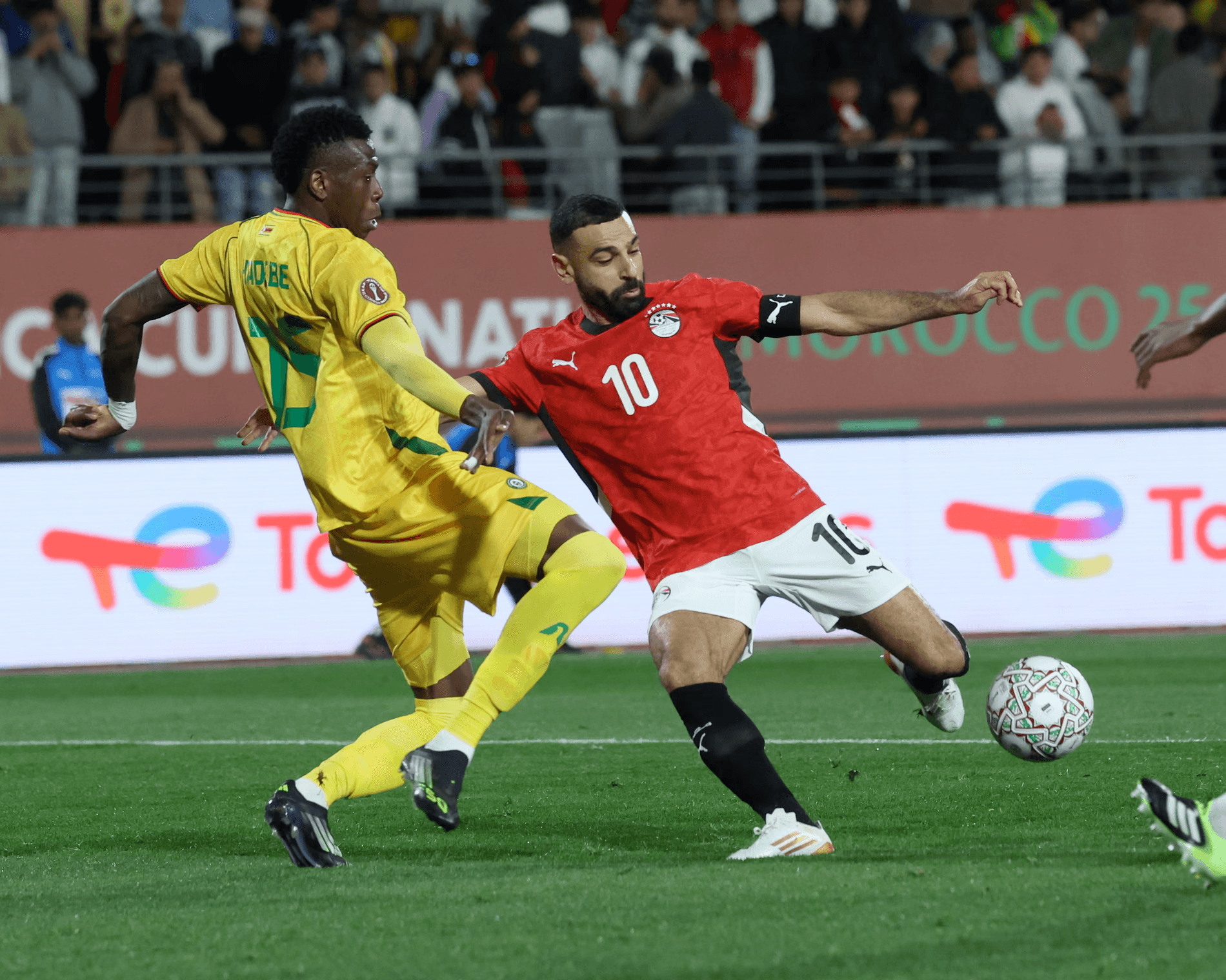 محمد صلاح ينقذ مصر ويشعل الجدل السعودي