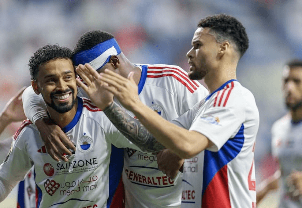 الشارقة يتوج بالسوبر الإماراتي للمرة الثالثة بفوزه المثير على شباب الأهلي 3-2
