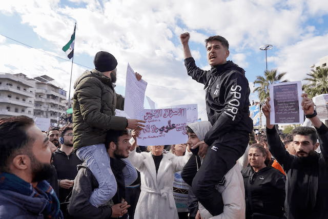 مقتل 3 محتجين وعامل أمني باللاذقية.. مسؤول سوري يحذر من زعزعة الاستقرار